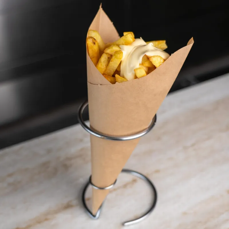 Puntzak verse friet met mayonaise in een houder